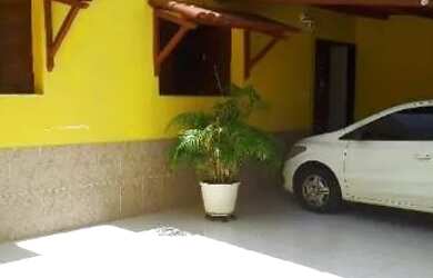 Imagem: A casa possui 4 Dormitórios, 3 Banheiros, 3 Vagas na garagem