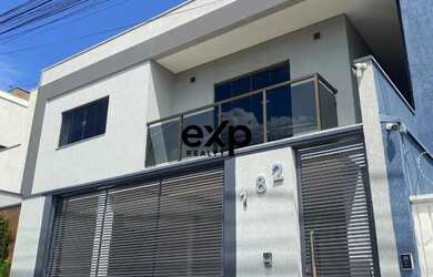 Imagem: A casa possui 3 Dormitórios, 2 Banheiros, 3 Vagas na garagem