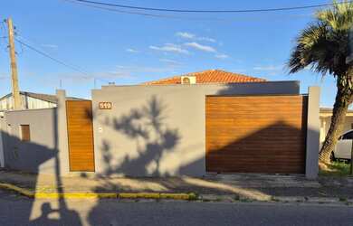 Imagem: A casa possui 3 Dormitórios, 1 Banheiro, 4 Vagas na garagem