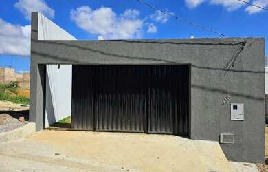 Imagem: A casa possui 3 Dormitórios, 1 Banheiro, 2 Vagas na garagem