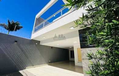 Imagem: A casa possui 4 Dormitórios, 5 Banheiros, 4 Vagas na garagem