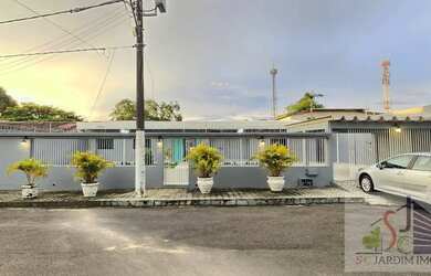 Imagem: A casa possui 4 Dormitórios, 4 Banheiros, 4 Vagas na garagem