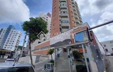 Imagem: O apartamento possui 1 Dormitório, 1 Banheiro, 1 Vaga na garagem