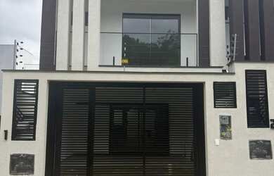 Imagem: A casa possui 3 Dormitórios, 3 Banheiros, 1 Vaga na garagem