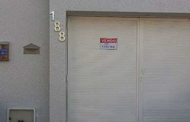 Imagem: A casa possui 3 Dormitórios, 3 Banheiros, 2 Vagas na garagem