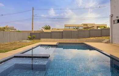 Imagem: A casa em condomínio possui 4 Dormitórios, 3 Banheiros, 1