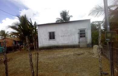 Imagem: A casa possui 2 Dormitórios, 1 Banheiro, 2 Vagas na garagem