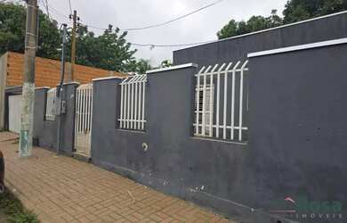 Imagem: A casa possui 3 Dormitórios, 2 Banheiros, 2 Vagas na garagem