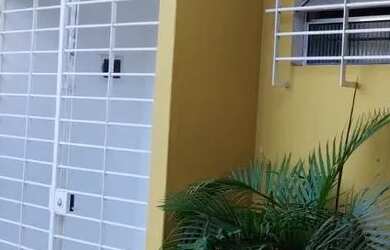 Imagem: A casa possui 3 Dormitórios, 1 Banheiro, 2 Vagas na garagem