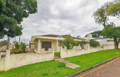Imagem: A casa possui 4 Dormitórios, 1 Banheiro, 2 Vagas na garagem