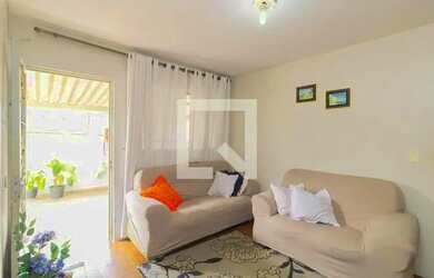 Imagem: A casa possui 4 Dormitórios, 2 Banheiros, 3 Vagas na garagem