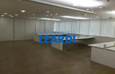 Imagem: O depósito à venda possui 4 Vagas na garagem e 210m² de Área