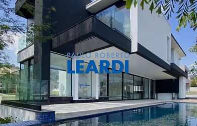 Imagem: A casa em condomínio possui 4 Dormitórios, 5 Banheiros, 5