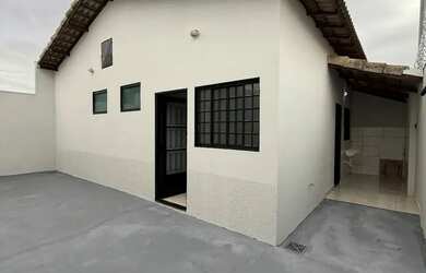 Imagem: A casa possui 2 Dormitórios, 2 Banheiros, 2 Vagas na garagem