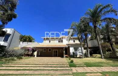 Imagem: A casa em condomínio possui 4 Dormitórios, 5 Banheiros, 4