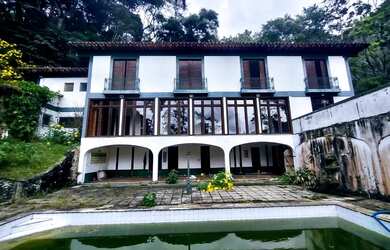 Imagem: A casa possui 4 Dormitórios, 3 Banheiros, 5 Vagas na garagem