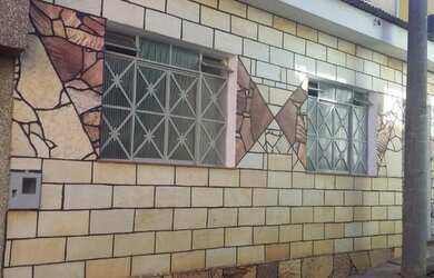 Imagem: A casa possui 2 Dormitórios e 1 Banheiro e está localizado