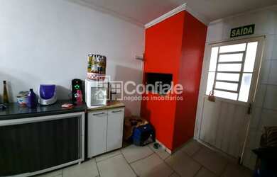 Imagem: A casa possui 2 Dormitórios, 1 Banheiro, 5 Vagas na garagem