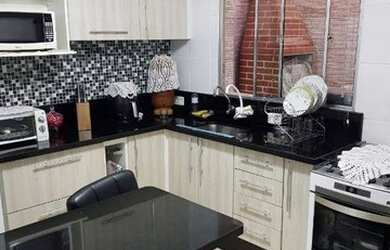 Imagem: A casa possui 2 Dormitórios, 2 Banheiros, 1 Vaga na garagem