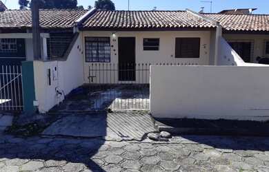 Imagem: A casa possui 3 Dormitórios, 1 Banheiro, 2 Vagas na garagem