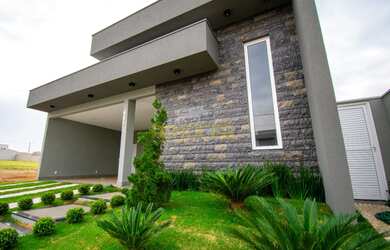 Imagem: A casa possui 3 Dormitórios, 3 Banheiros, 2 Vagas na garagem