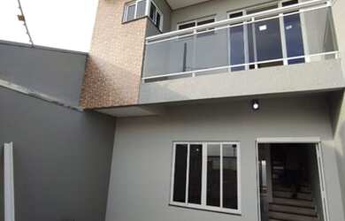 Imagem: A casa possui 3 Dormitórios, 3 Banheiros, 2 Vagas na garagem