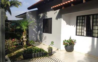 Imagem: A casa possui 4 Dormitórios, 3 Banheiros, 2 Vagas na garagem