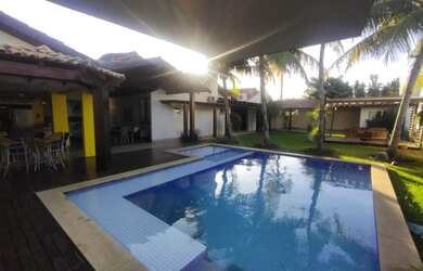 Imagem: A casa possui 4 Dormitórios, 5 Banheiros, 4 Vagas na garagem