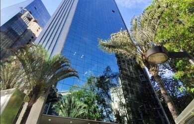 Imagem: O depósito possui 5 Vagas na garagem e 490m² de Área e está