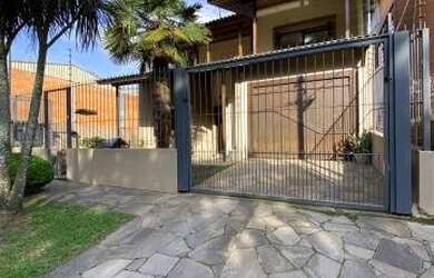 Imagem: A casa possui 3 Dormitórios, 2 Banheiros, 3 Vagas na garagem