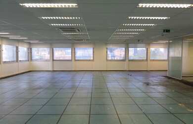 Imagem: O depósito possui 5 Vagas na garagem, 415m² de Área e está