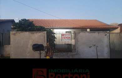 Imagem: A casa possui 2 Dormitórios, 1 Banheiro, 2 Vagas na garagem