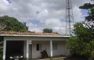 Imagem: A casa possui 3 Dormitórios, 2 Banheiros, 1 Vaga na garagem