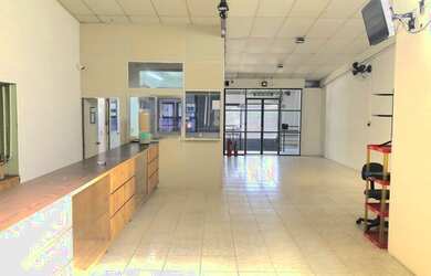 Imagem: O depósito possui 1 Vaga na garagem e 410m² de Área e está