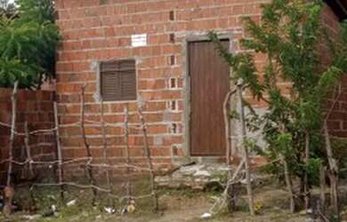 Imagem: A casa possui 2 Dormitórios, 1 Banheiro, 2 Vagas na garagem