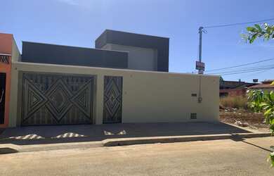 Imagem: A casa possui 3 Dormitórios, 2 Banheiros, 4 Vagas na garagem