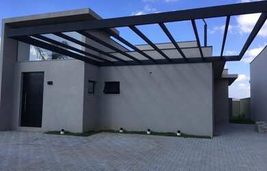 Imagem: A casa possui 3 Dormitórios, 3 Banheiros, 2 Vagas na garagem