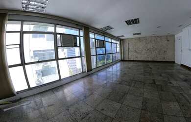 Imagem: O depósito possui 2 Vagas na garagem, 133m² de Área e está