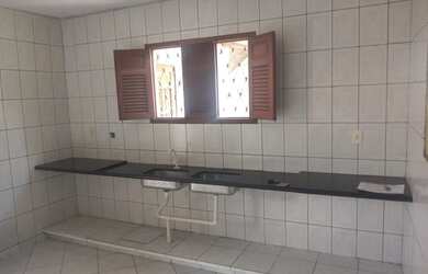 Imagem: A casa possui 3 Dormitórios, 1 Banheiro, 3 Vagas na garagem