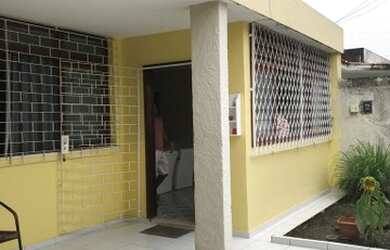 Imagem: A casa possui 2 Dormitórios, 2 Banheiros, 2 Vagas na garagem