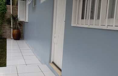 Imagem: A casa possui 3 Dormitórios, 2 Banheiros, 1 Vaga na garagem