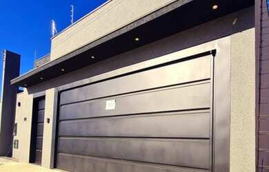 Imagem: A casa possui 3 Dormitórios, 1 Banheiro, 2 Vagas na garagem