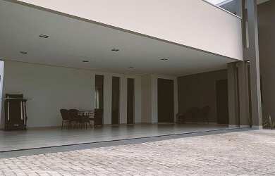 Imagem: A casa possui 3 Dormitórios, 4 Banheiros, 3 Vagas na garagem