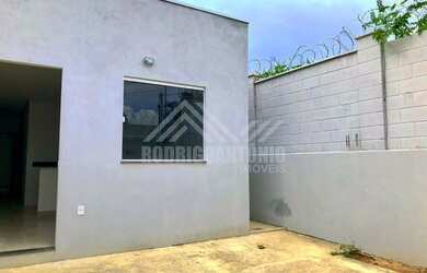 Imagem: A casa possui 2 Dormitórios, 1 Banheiro, 2 Vagas na garagem