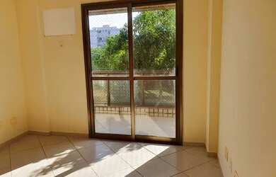 Imagem 6: Sala dois quartos sendo 1 suíte, varanda e armário no quarto suíte