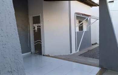 Imagem: A casa possui 3 Dormitórios, 3 Banheiros, 2 Vagas na garagem