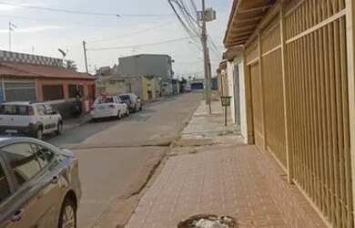 Imagem: A casa possui 3 Dormitórios, 1 Banheiro, 2 Vagas na garagem