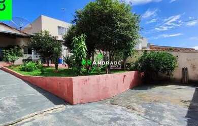 Imagem: A casa possui 2 Dormitórios, 1 Banheiro, 2 Vagas na garagem