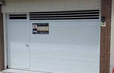 Imagem: A casa possui 3 Dormitórios, 2 Banheiros, 1 Vaga na garagem