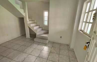 Imagem: A casa possui 3 Dormitórios, 2 Banheiros, 1 Vaga na garagem